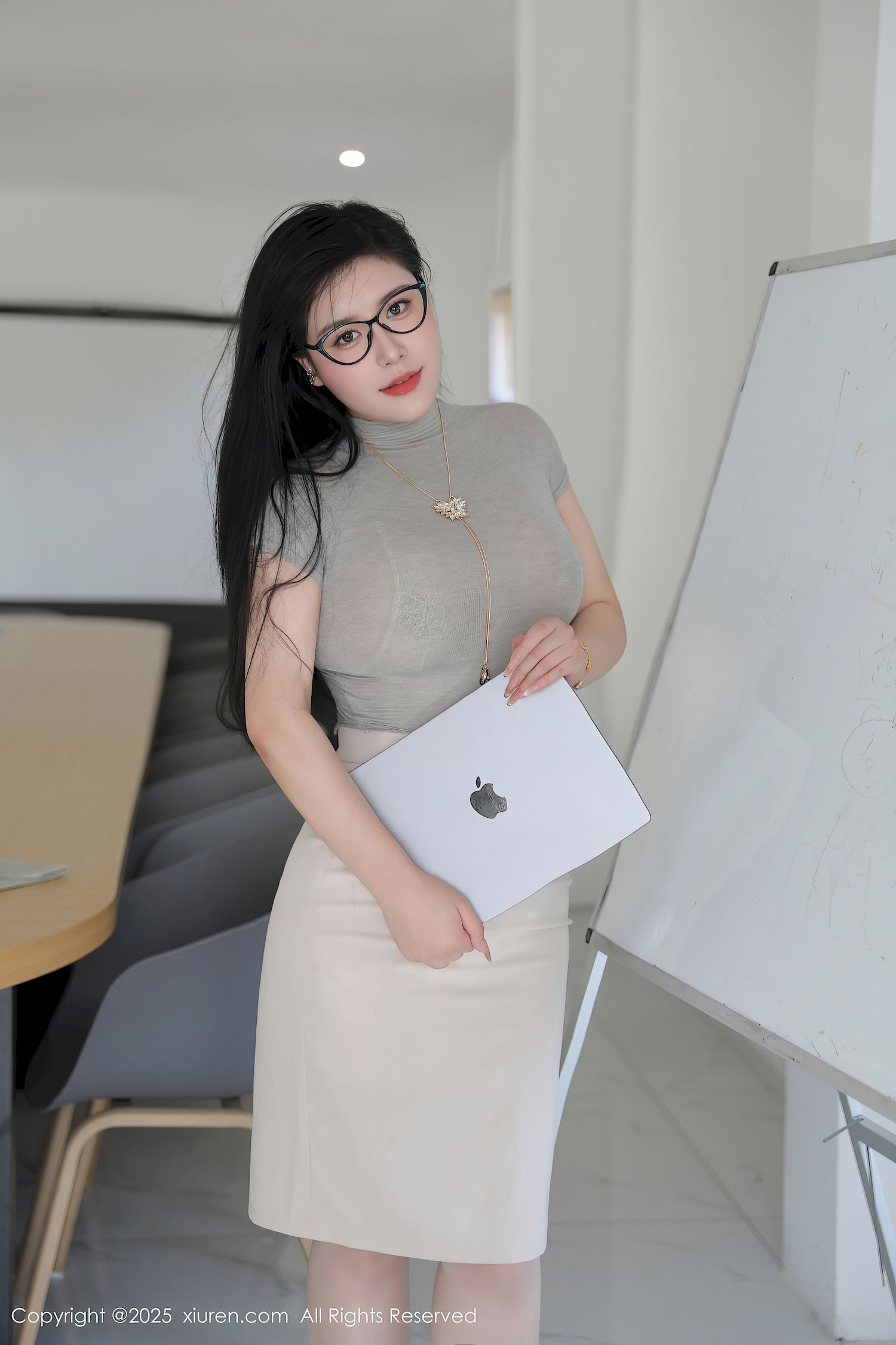 王婉悠Queen灰色OL原色丝袜性感写真