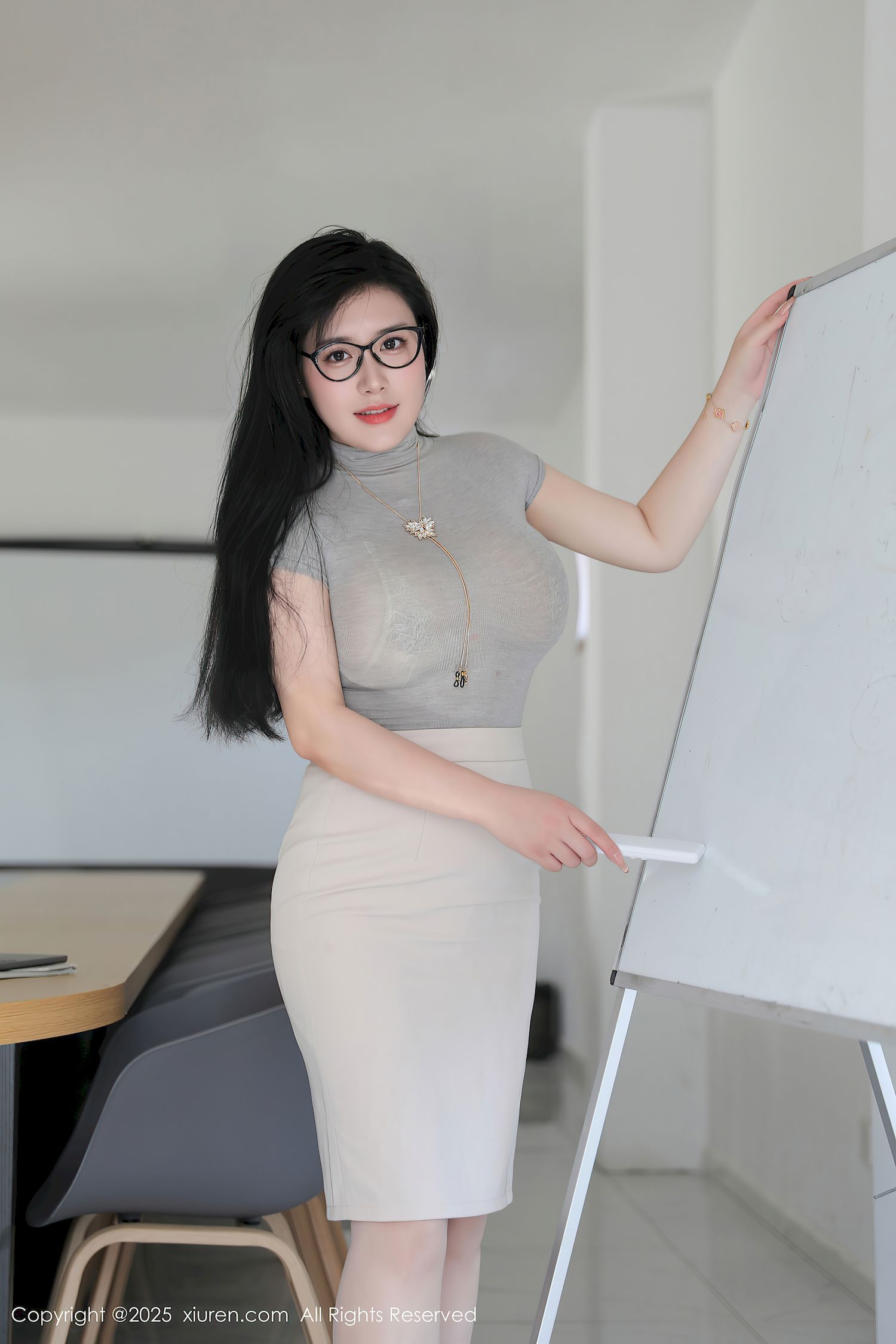 王婉悠Queen灰色OL原色丝袜性感写真