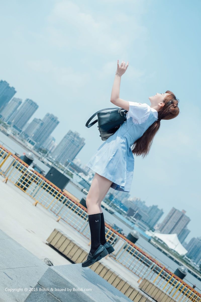 美女模特柳侑绮身着校服青涩回忆主题户外养眼写真